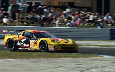 L’équipage de la Corvette/Larbre Compétition bouclée