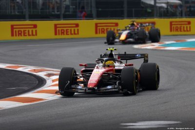 Hamilton alerte&nbsp;: Ferrari handicapée par son moteur... et son aileron avant