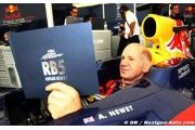 Adrian Newey reçoit une Red Bull RB5 en cadeau