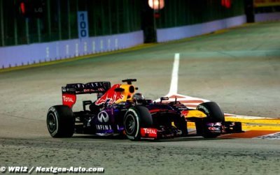 Vettel clinches pole in Singapore 