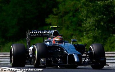 Magnussen a le sourire au volant de sa McLaren