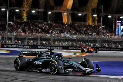 Russell bat Verstappen pour la pole à Singapour, McLaren F1 et Ferrari en retrait