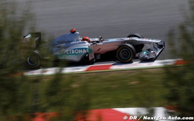 Schumacher dans les points et devant Rosberg