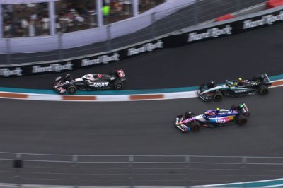 Magnussen assume sa défense ’stupide’ sur Hamilton