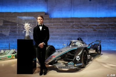 De Vries&nbsp;: Lewis a été un peu privé de son titre