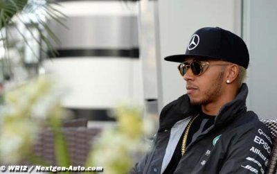 Hamilton surpris en train de téléphoner au volant