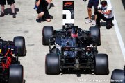 Lack of competition 'not Mercedes' fault' - Ricciardo