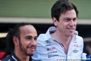 Hamilton, un silence pour 'prendre ses distances' avec Wolff ?