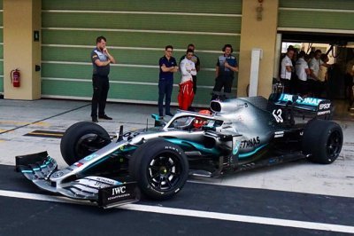 Russell boucle ses essais avec Mercedes et les Pirelli en 18 pouces