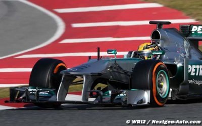 Lauda voit Mercedes dans le peloton de chasse
