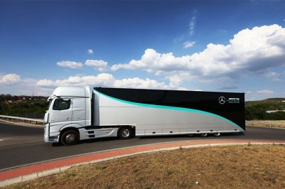Les camions de Mercedes F1 adoptent le biocarburant&nbsp;: écologique… et économique&nbsp;!