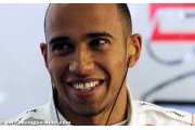 Hamilton attend la pluie de pied ferme