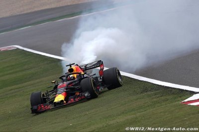 Ricciardo et Horner félicitent les mécaniciens de Red Bull