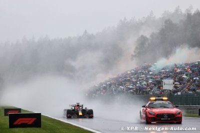 Verstappen gagne une non-course en Belgique, Russell sur le podium