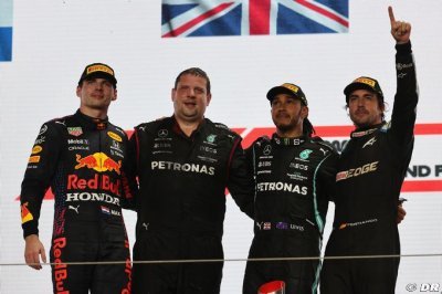 Alonso admet avoir vécu un podium ’étrange’ à Losail