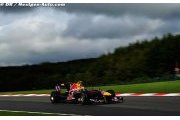 Mark Webber devance la pluie et prend la tête