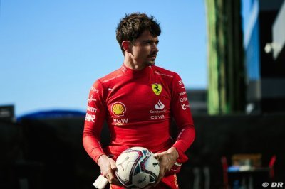 Leclerc minimise le danger de ses dures batailles en piste avec Sainz