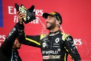 Le 'shoey' en F1, entre folklore et contrainte : Ricciardo revient sur son origine
