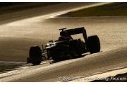 Lotus en piste à Jerez, observée par les autres équipes Renault