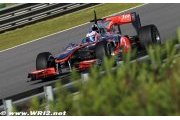 Button place Ferrari en tête du peloton