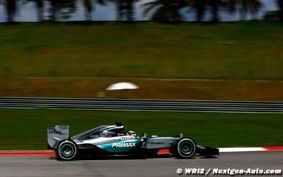 Malaysia, Qual.: Hamilton storms to pole in rain-hit Sepang qualifying