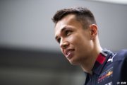 Albon révèle avoir failli se battre avec un fan de Ferrari