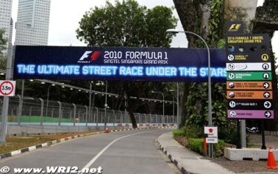 Ecclestone confirms SingTel staying with Singapore GP