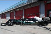 Hamilton engrange 130 tours avec les Pirelli de 18 pouces