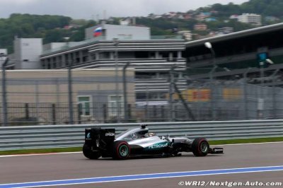 Mercedes est bien partie mais se méfie encore de Ferrari