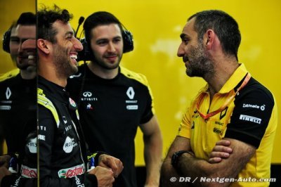 Ricciardo montre Abiteboul qui honore son pari et se fait tatouer