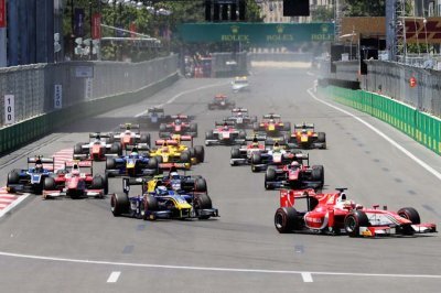 Baku, Race 1: Leclerc dominates Baku feature race