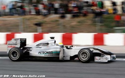 Rosberg shows Mercedes’ pace