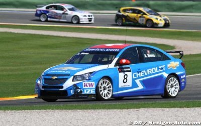Suzuka, Course 1 - Menu s’impose devant Huff