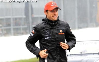 Button fit for Silverstone despite knee injury