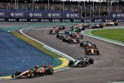 Norris gagne un Sprint fou au Brésil et met Piastri KO, énorme crash pour Bortoleto
