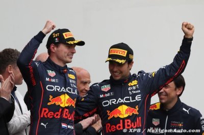 Verstappen voit un Pérez ’beaucoup plus heureux’ cette année
