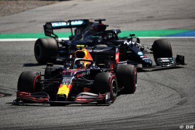 Albon ne changera pas son approche agressive en piste 