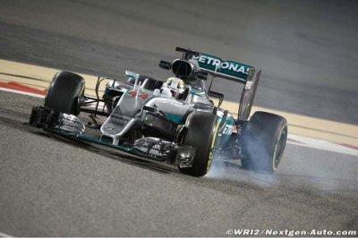 Hamilton handicapé par les dégâts sur sa voiture