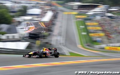 Vettel arrache la pole à Hamilton