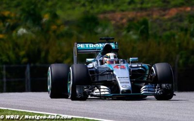 Hamilton signe la pole sous la pluie de Sepang