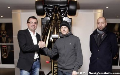 Kimi Räikkönen arrives at Enstone