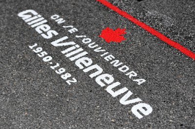 Villeneuve statue stolen, Lauda helmet found