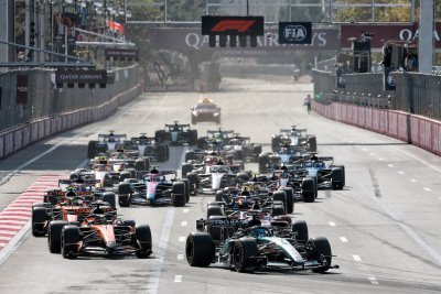 Russell gagne le GP d’Azerbaïdjan malgré les attaques de Verstappen, Hadjar sur le podium