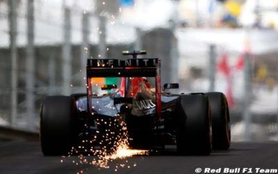 Kvyat au pied du podium de Monaco