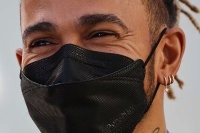 Hamilton continuera à porter ses piercings malgré l’avertissement de la FIA