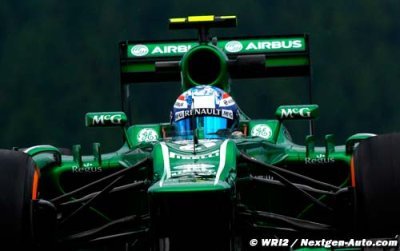 Il y a une Marussia devant les Caterham