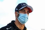 Ricciardo travaille avec un artiste pour le tatouage d'Abiteboul