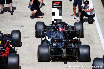 Lack of competition ’not Mercedes’ fault’ - Ricciardo