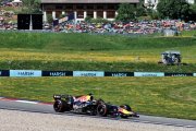 Crash de Verstappen : Max tacle la lenteur de la FIA, Russell défend la décision