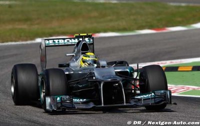 Rosberg avec des échappements classiques en essais